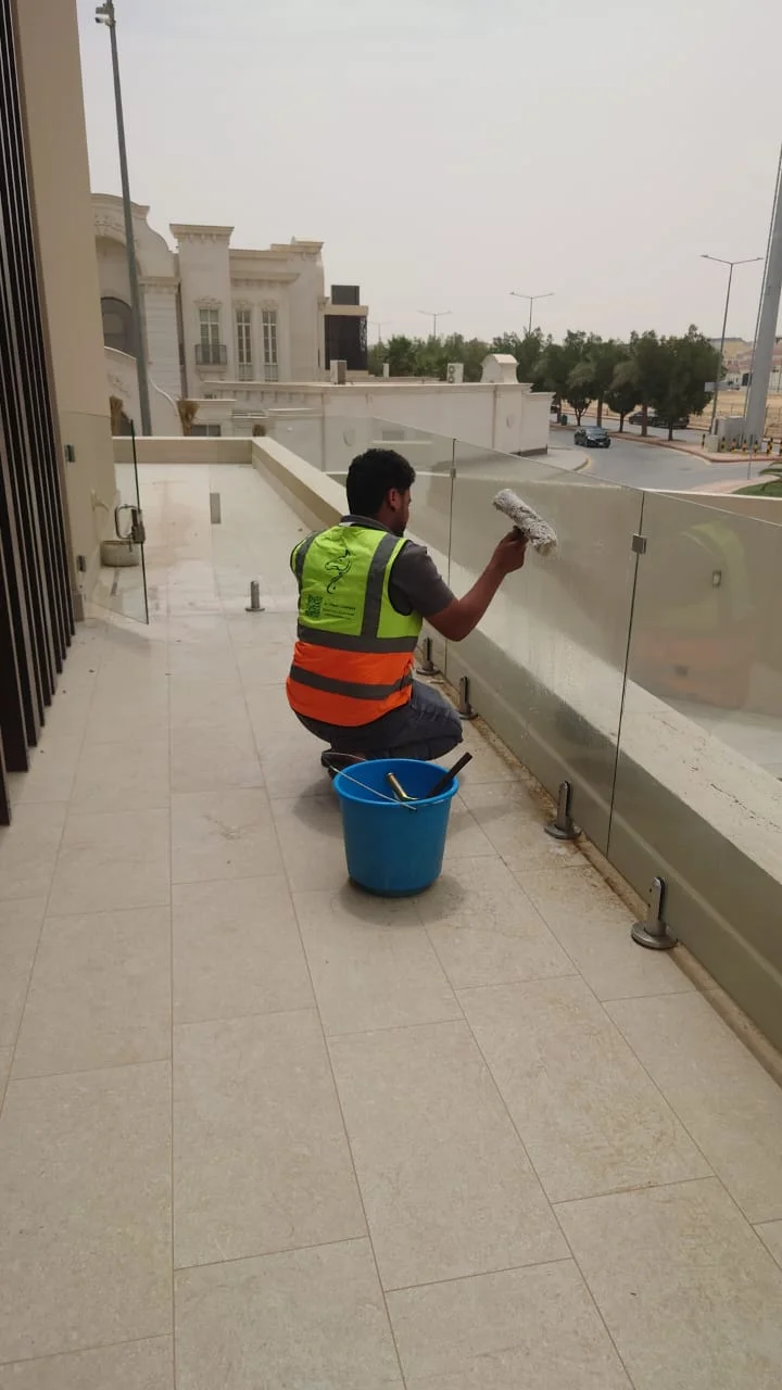 إزالة الملصقات من الزجاج