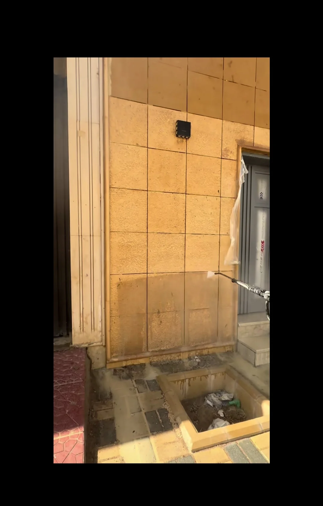 تنظيف الأحواش والجدران: دليل شامل لإزالة الأوساخ والغبار والبقع