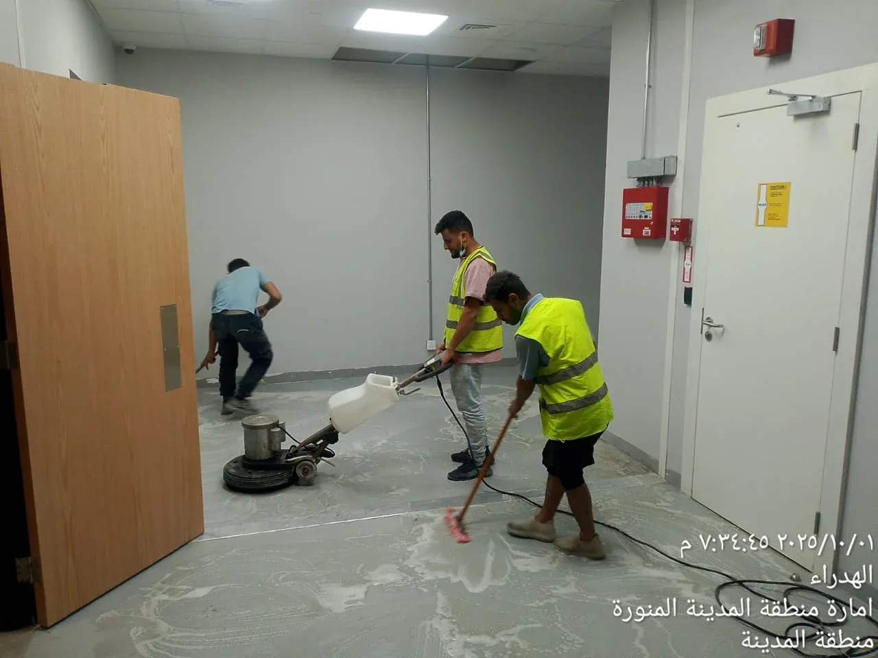 كيف تزيل البقع من الأرضيات؟ دليل التعامل مع البقع والأوساخ الشائعة