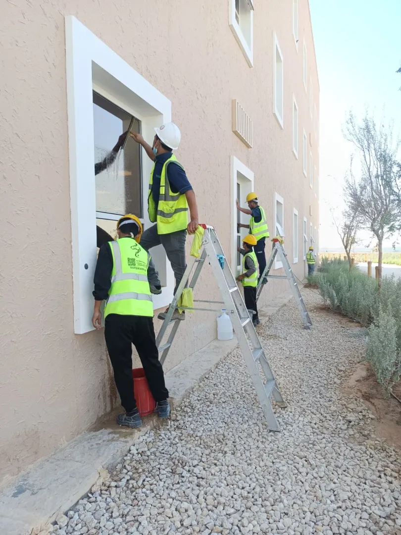 تنظيف الواجهات الزجاجية والنوافذ: دليل تنظيف الزجاج الداخلي والخارجي