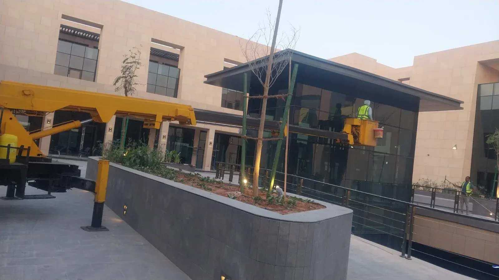 تنظيف واجهات المجمعات التجارية