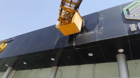 تنظيف لوحات الكلادينج