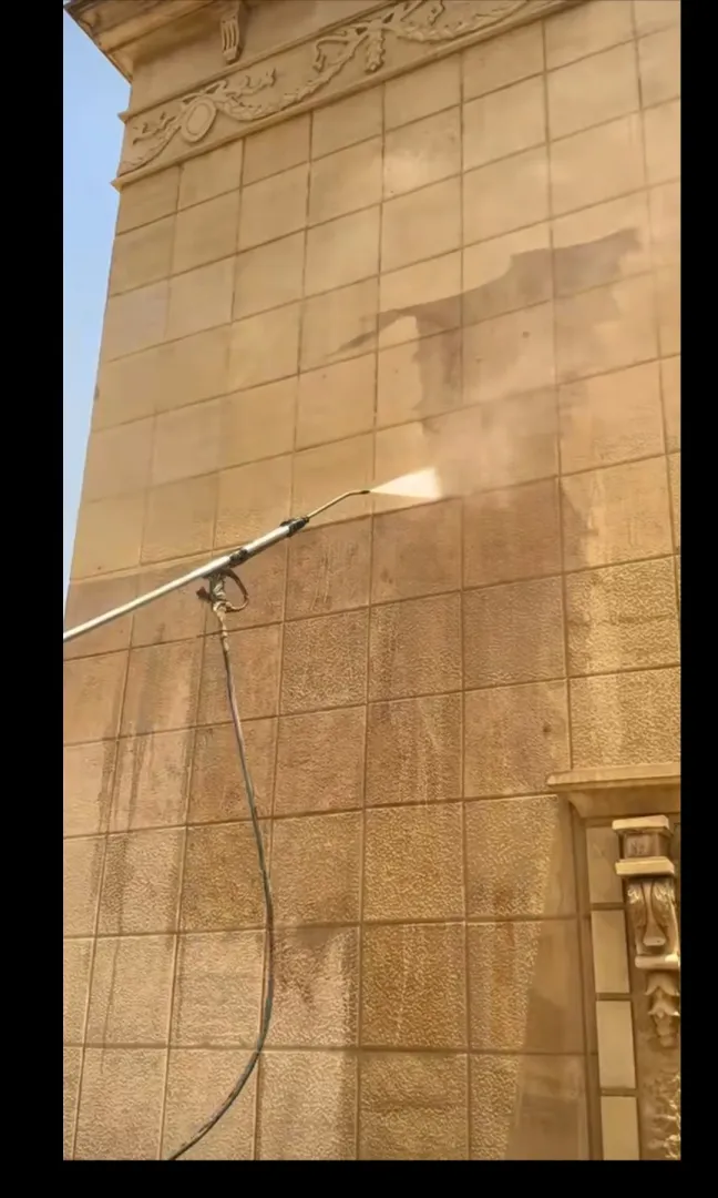 تنظيف واجهات الحجر الطبيعي: دليل إزالة الأوساخ والبقع والعناية بالسطح