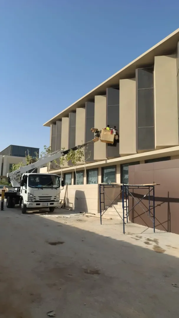 تنظيف واجهات المجمعات السكنية