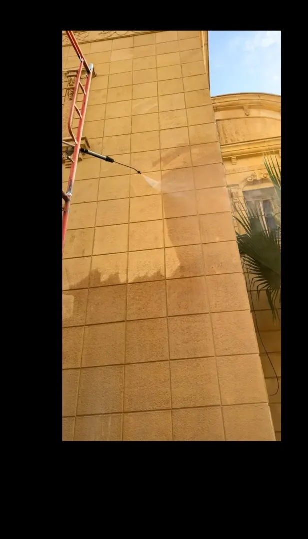 تنظيف الأحواش والجدران: دليل شامل لإزالة الأوساخ والغبار والبقع